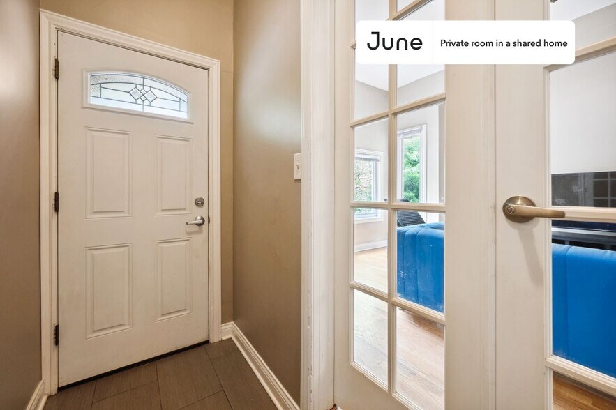 Building Photo - Private bedroom in 3 bed/1 bath Home