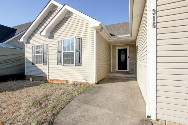 Building Photo - 3 bed 2 bath Fenced yard.  Heart of St. B.  Hurry.