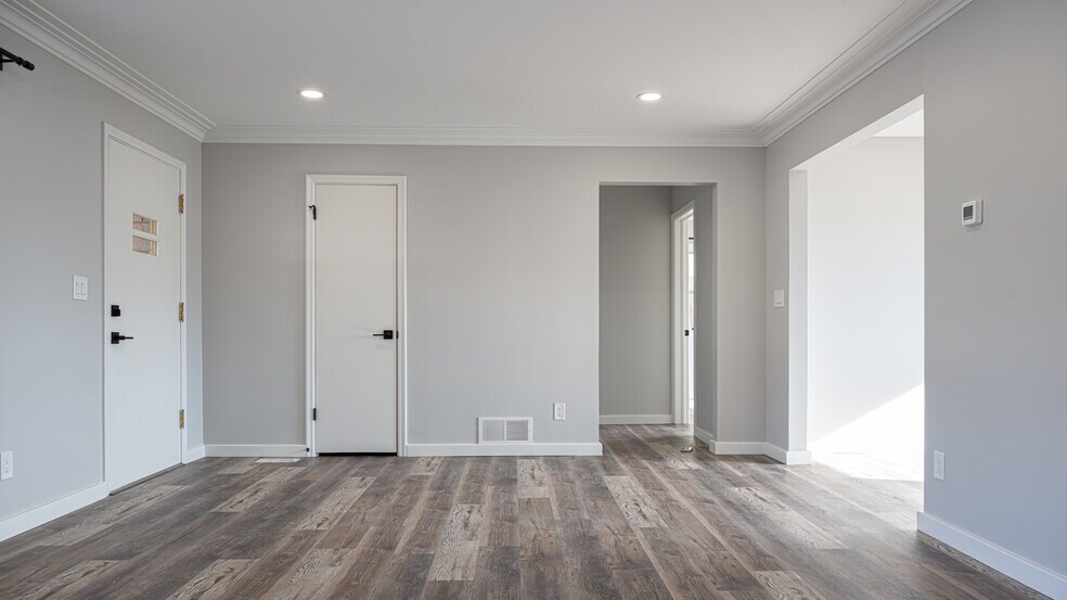 Building Photo - 920 9th St