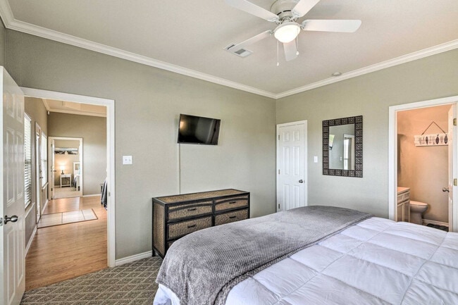 Building Photo - 3229 Castle Dr