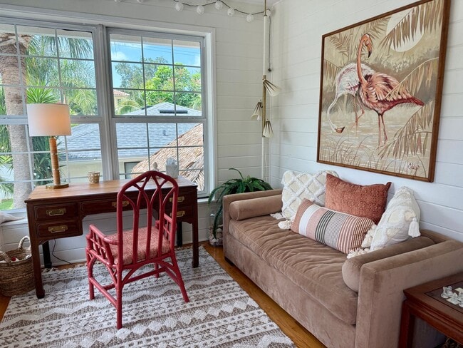 Building Photo - Adorable OLD NE garage 1/1 apartment - FUL...