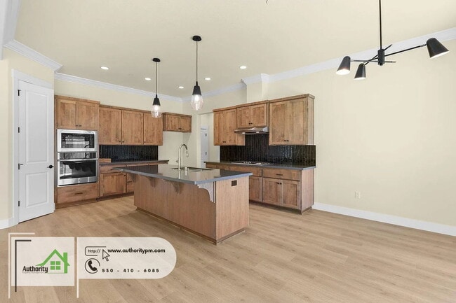 Building Photo - 2856 River Dr