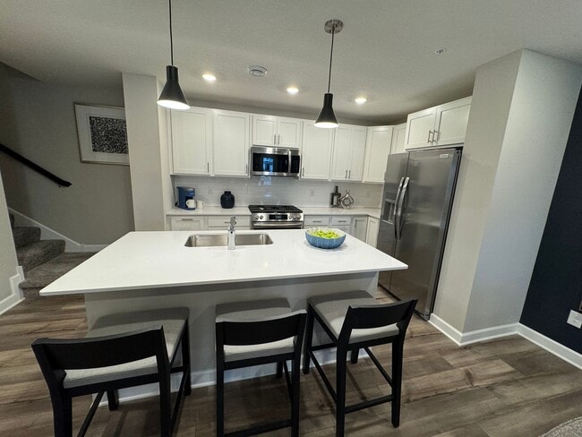 Building Photo - 3BD/ 3BA w/ Loft Townhome in Rosemount Available!