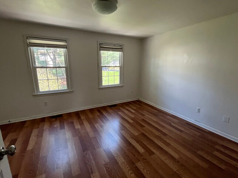 Smaller bedroom - 20519 Sterncroft Ct