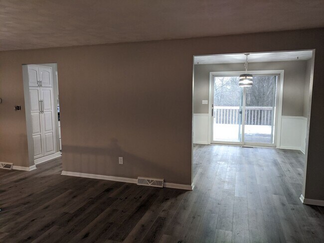 Building Photo - *****Huge 4 bedroom, 3 full bath home FOR ...