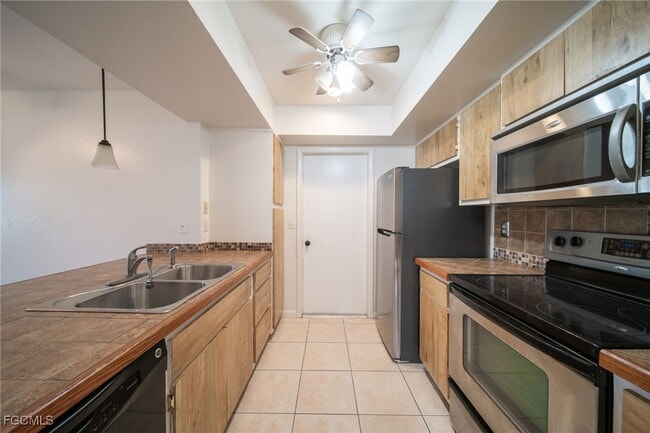 Building Photo - 2825 SW Santa Barbara Pl