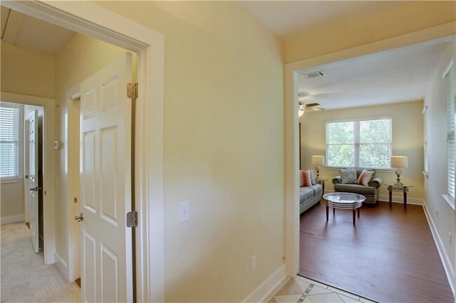 Building Photo - 905 Brentwood St