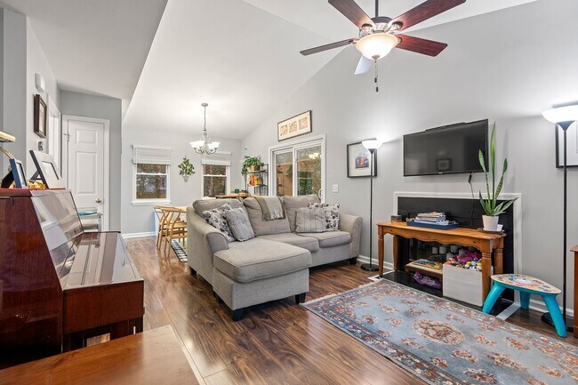 Building Photo - 3 Bedroom 2 Bath Chapel Hill Home - Available in early August! Near Southern Village