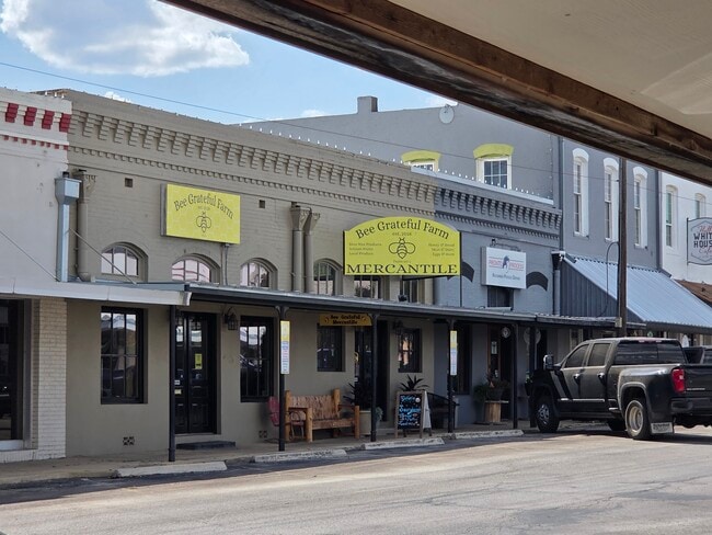 Building Photo - Floresville 3rd St Apartments