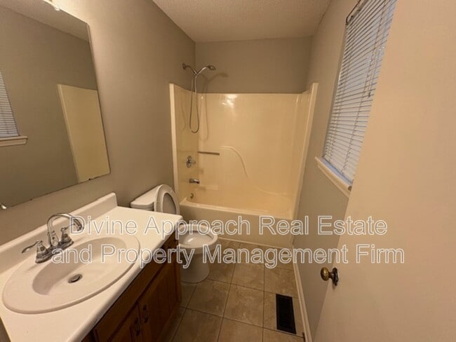 Building Photo - 830 Jamestown Manor Park