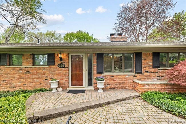 Building Photo - 925 Westview Rd
