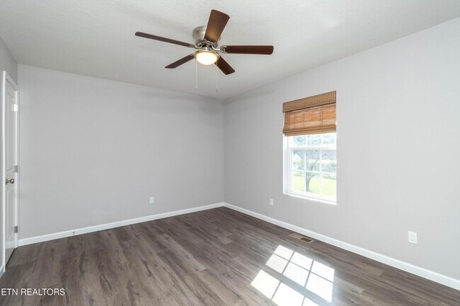 Building Photo - 524 Midlake Dr NE