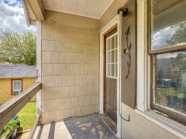 Building Photo - Super cute studio in crestwood