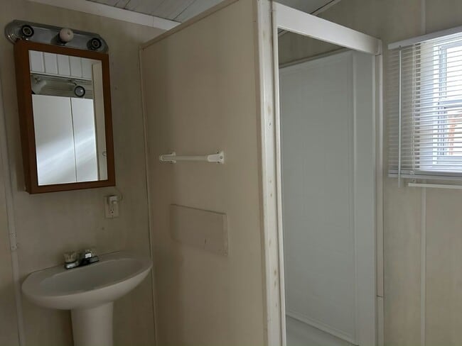 Building Photo - 38651 Tarr Dr