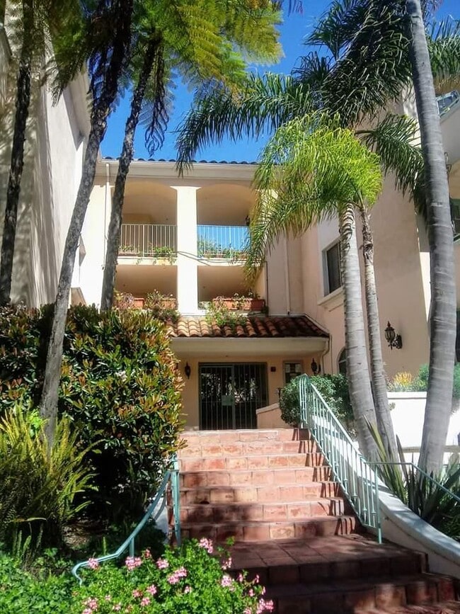 Front gated entrance - 640 Veteran Ave