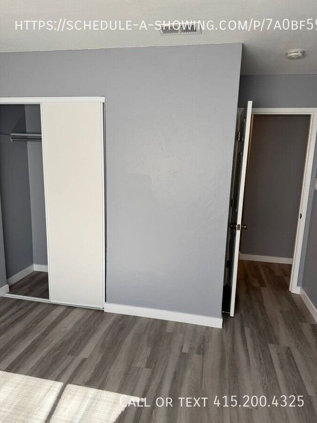 Building Photo - New Floors, Paint and More!! 2 bed 1 bath ...