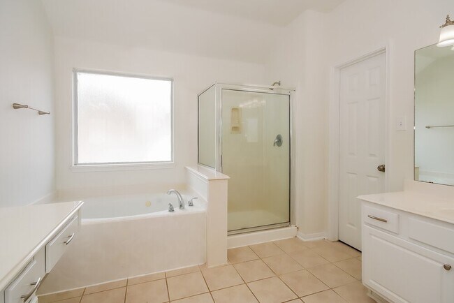 Building Photo - 13707 Broad Oaks Ln