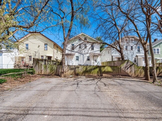 Building Photo - 1359 N 6th St