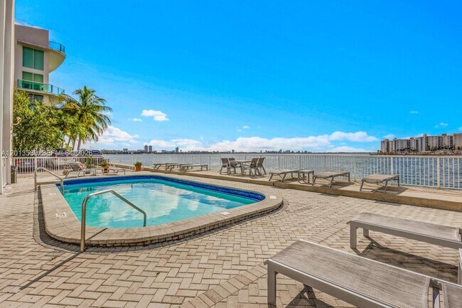 Building Photo - 2016 Bay Dr