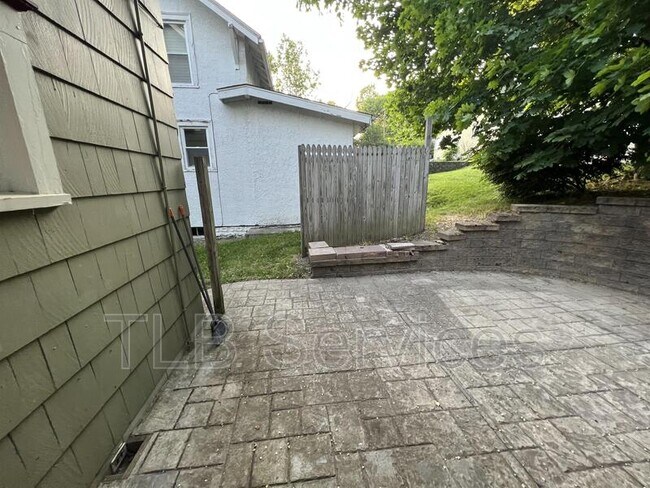 Building Photo - 519 School St