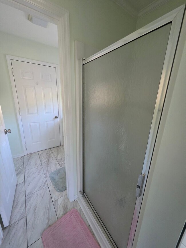 Building Photo - Beautiful 3 bedroom, 2 bath house with one...