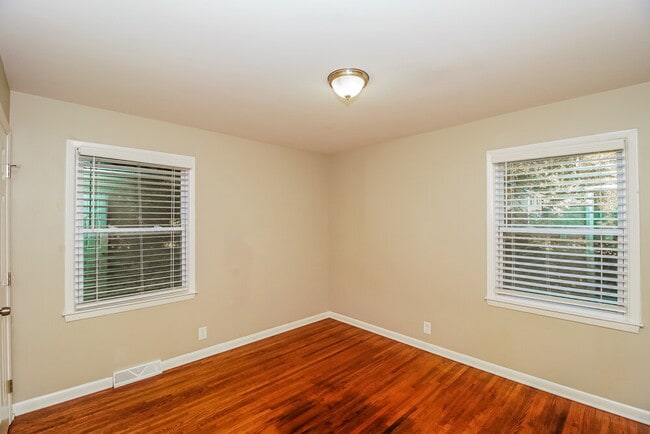 Building Photo - 421 Whispering Pines Dr