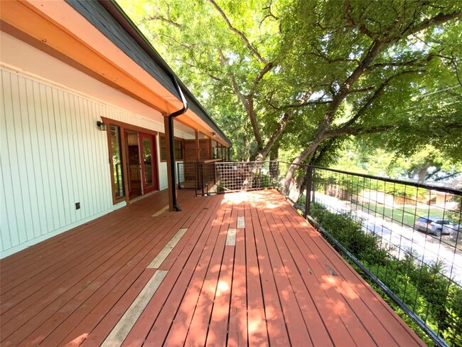 Building Photo - 2807 Edgewater Dr