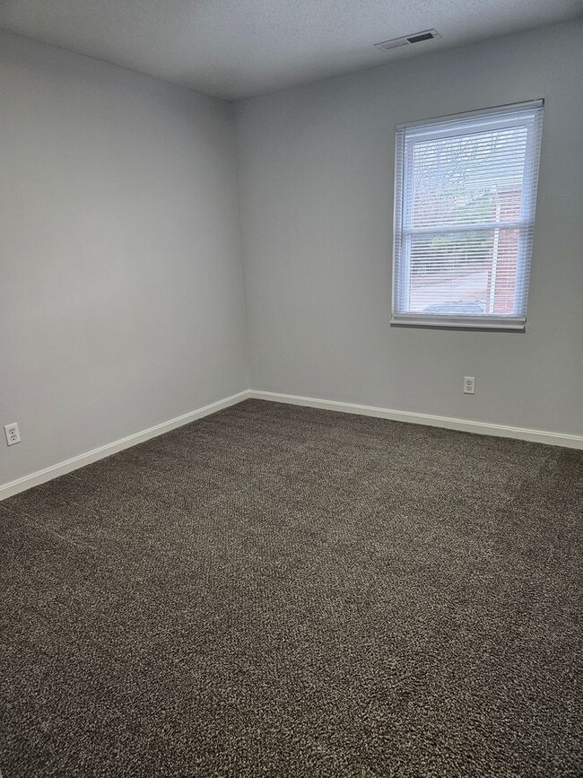 Building Photo - Green Valley Apartments