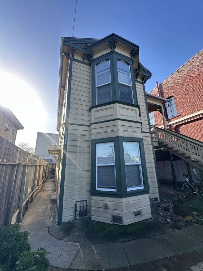 Building Photo - Tran 59th Triplex