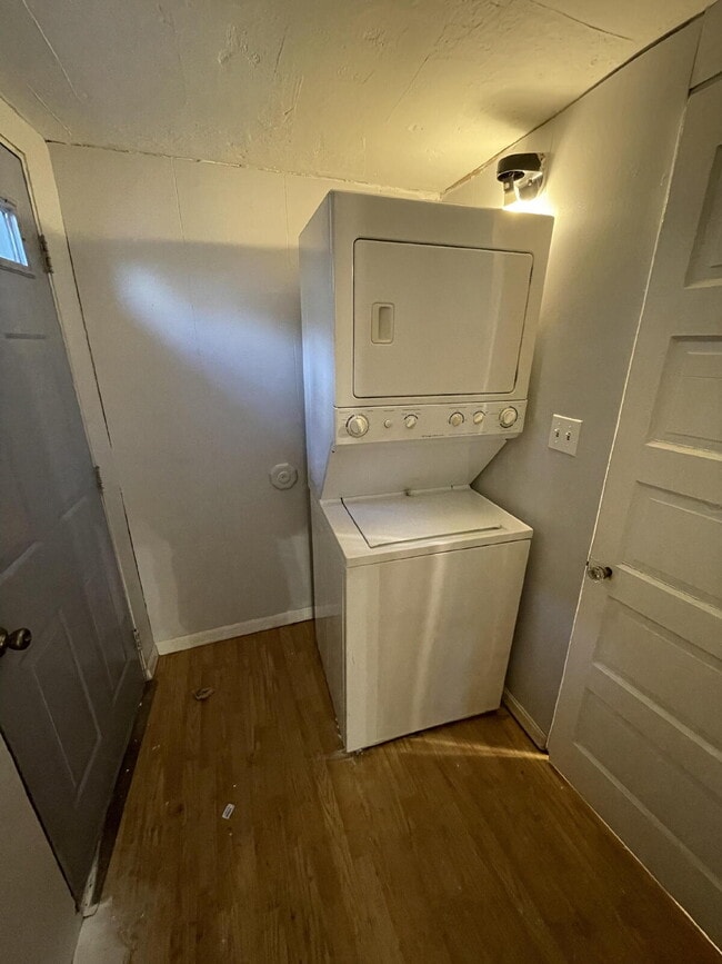 Building Photo - 456 Woodlane Ave