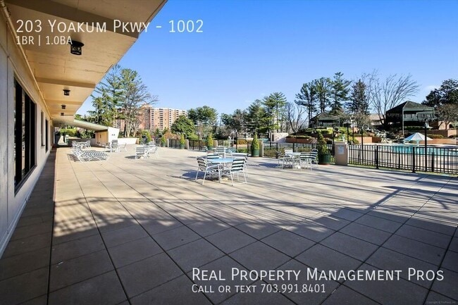 Building Photo - 203 Yoakum Pkwy