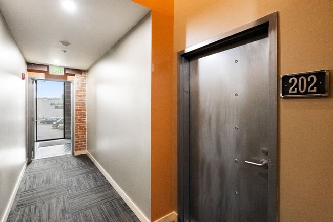 Building Photo - Gorgeous Fully Furnished Condo in Downtown...