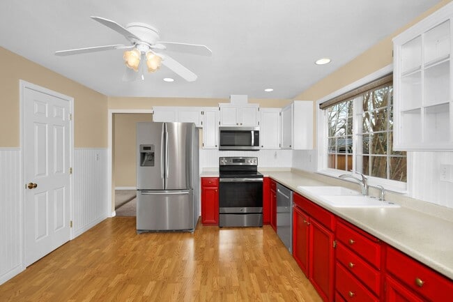 Building Photo - Sunny 5 Bedroom Home with 3 Car Garage in Quiet Neighborhood