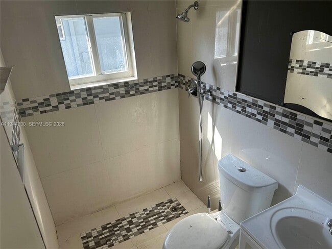 Building Photo - 2407 SW 42nd Ave