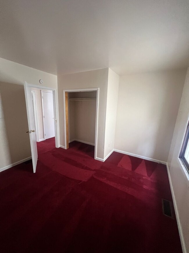 Building Photo - Large 3 Bed 2 Bath House