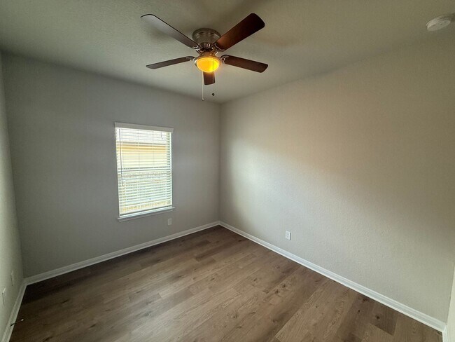 Building Photo - 3bd 2ba in Prime Location
