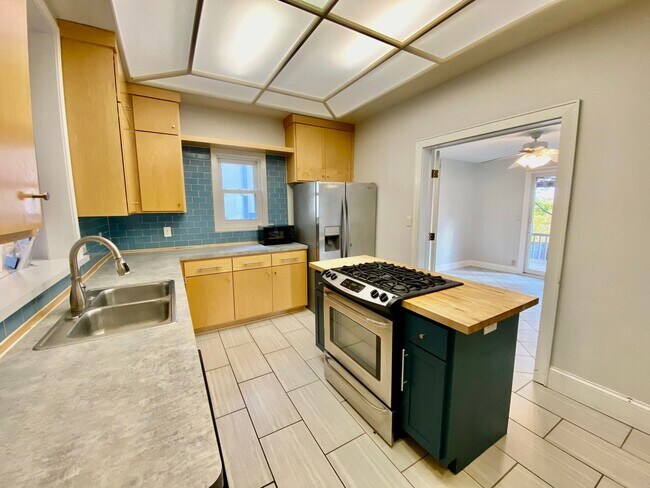 Building Photo - Awesome 4BD/3BA in prime Uptown! Remodeled w/ HGTV! Avail. May 1st!