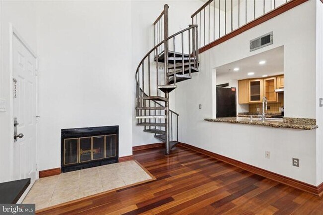 Building Photo - Spacious 1 Bedroom 1 Bath Loft Condo