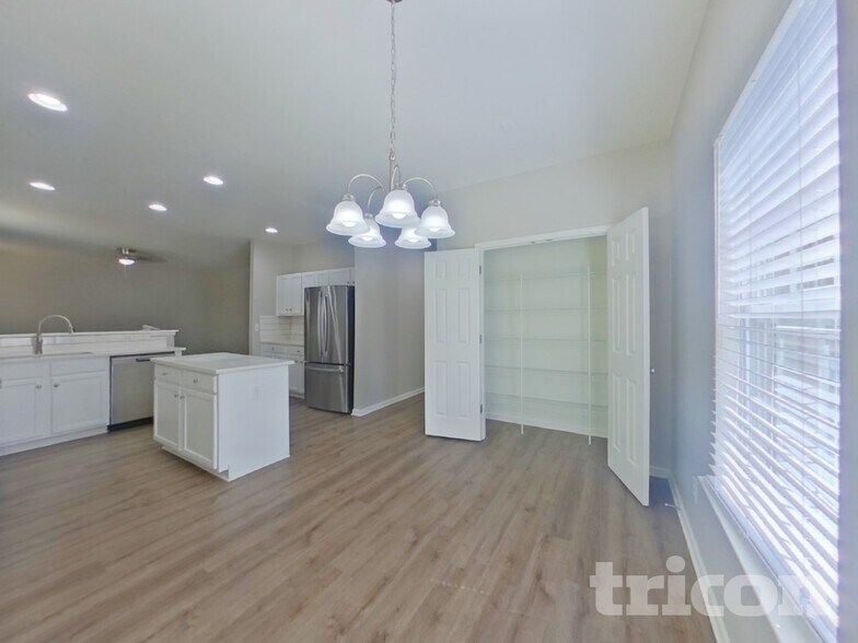 Building Photo - 11035 Elven Dr