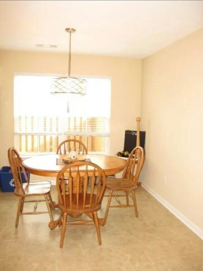 Building Photo - 2117 Grove Landing Way