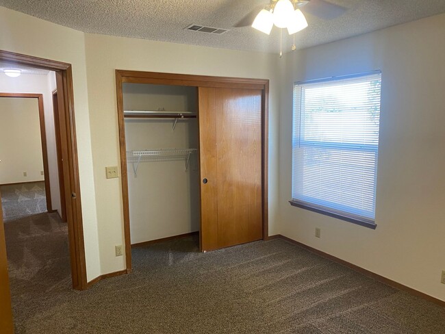Building Photo - 3 Bedroom 2 Bathroom Golden West school di...