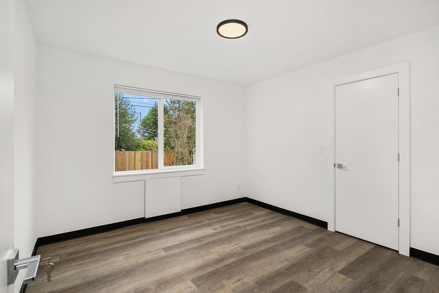 Large bedrooms, many have walk in closets - 5004 7th Ave NE