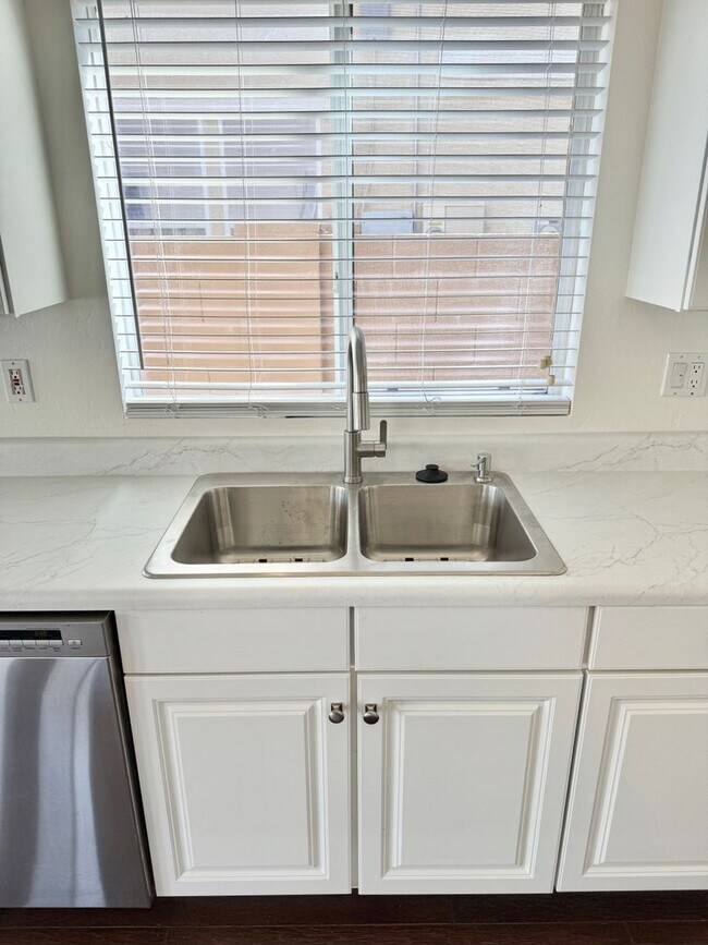 Building Photo - 4 Bedroom 3 Bathroom Home in Surprise! Has Loft & Additional Office/Den!