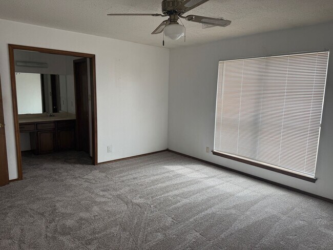 Building Photo - 4 Br, 1.75 Ba, 2 living areas, formal dining room, 2 CG, nice yards, storage shed