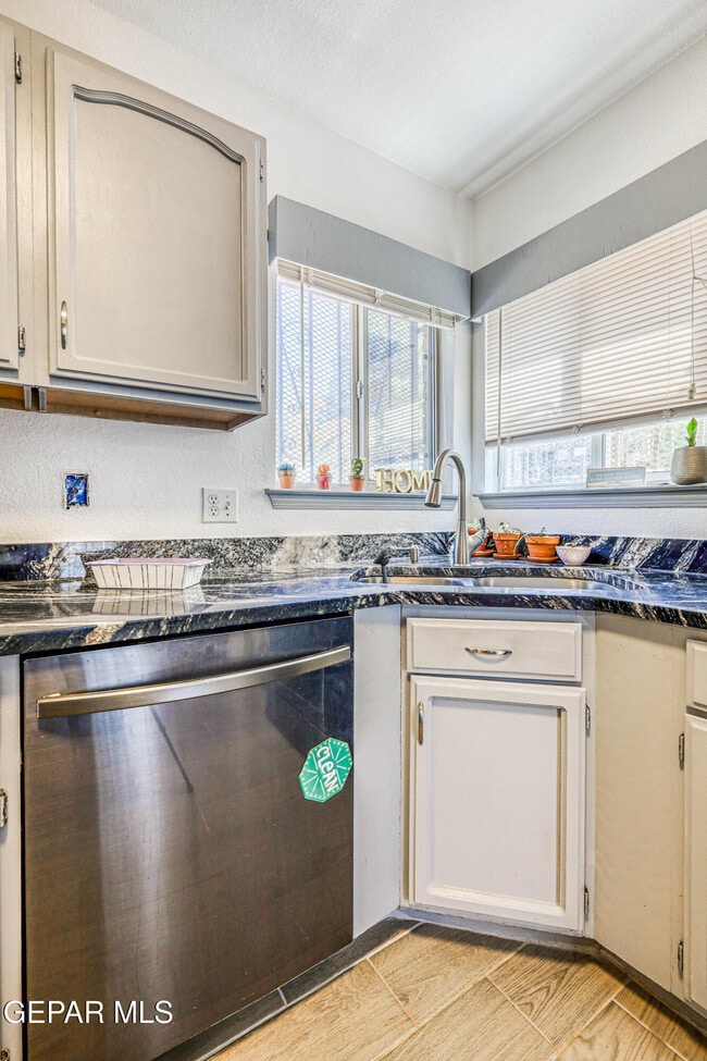 Building Photo - 7333 Golden Hawk Dr