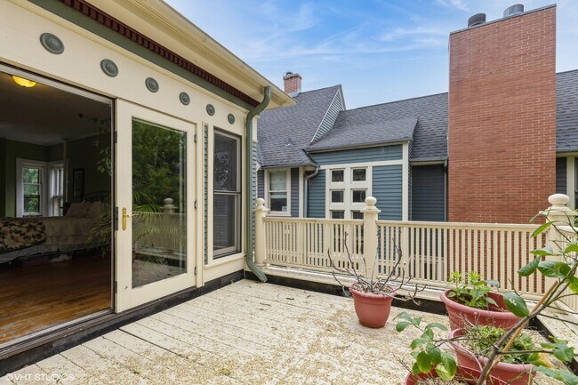 Building Photo - 1232 Hinman Ave