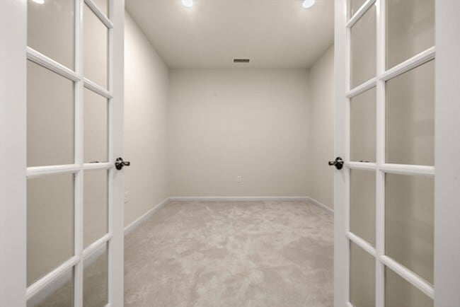 Building Photo - 2 Stratton Dr