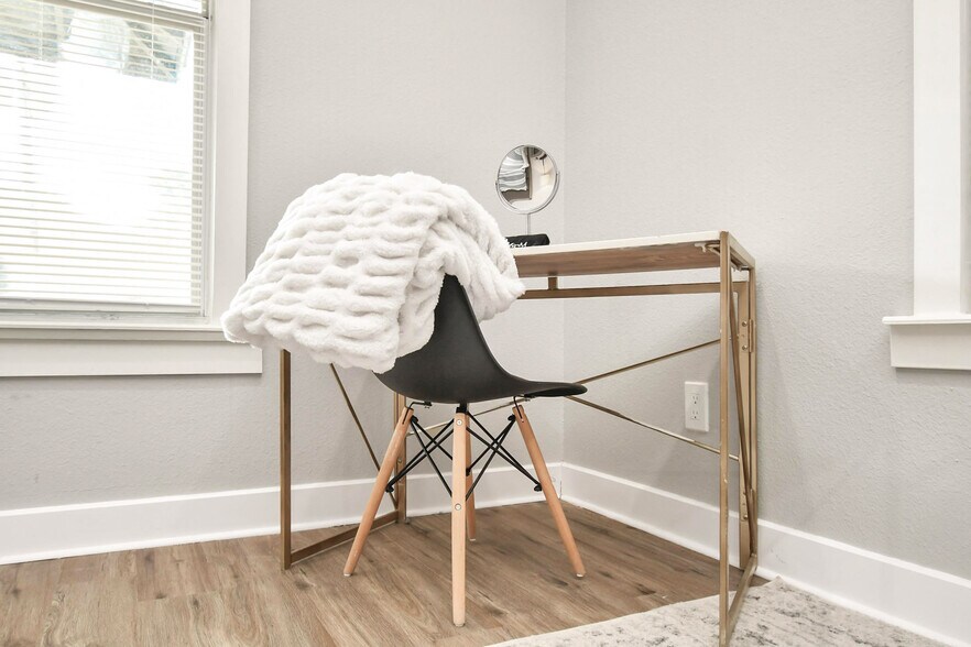 Building Photo - 1326 Hussion St