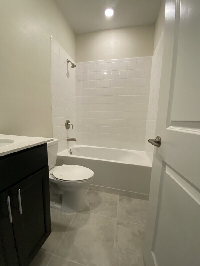 Building Photo - "Charming 3-Bedroom Oasis with 2.5 Baths i...