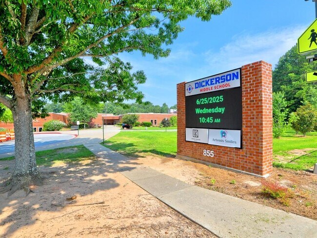 Building Photo - 4512 Woodlawn Lake Dr